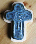Kreuz aus Ton handmodelliert - blau glasiert