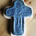 Kreuz aus Ton handmodelliert - blau glasiert