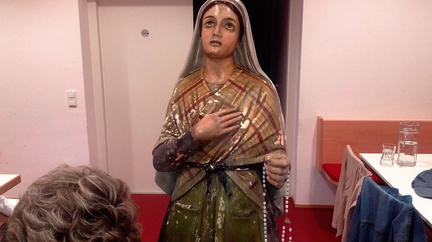 Stadtpfarrkirche Enns: Lourdes Grotte: Restaurieren der beiden Figuren Maria und Bernadette Bild 1-12