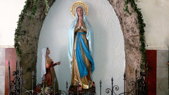 Die fertig restaurierte Lourdes Grotte in der Stadtpfarrkirche Enns
