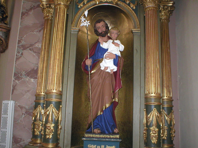 Rechter Seitenaltar: Lebensgroße Holzstatue Josef mit Kind