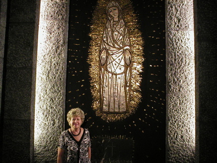 Pfarrkirche Bad Schallerbach - Lourdeskapelle; Die Künstlerin vor ihrem Kunstwerk