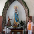 Die Künstlerin vor ihrer restaurierten Lourdes Grotte in der Ennser Stadtpfarrkirche