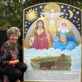 Bild - 6: Die Künstlerin vor dem fertigen Altarbild