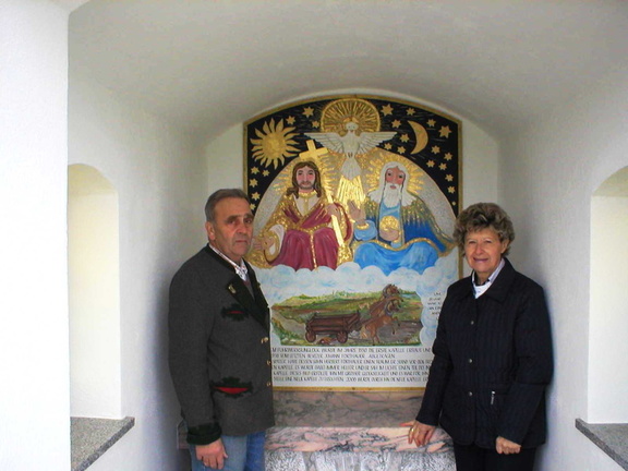 Bild - 9: Der Kapellenbesitzer und  die Künstlerin vor dem Altarbild in der Kapelle