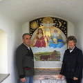 Bild - 9: Der Kapellenbesitzer und  die Künstlerin vor dem Altarbild in der Kapelle
