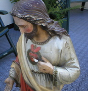 Restaurieren  einer Herz Jesu Statue. Die Statue ist  extrem beschädigt.  Bild 1 - 6