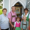 Bild - 7:  Familie Wagner vor ihrer Kapelle