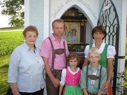 Bild - 7:  Familie Wagner vor ihrer Kapelle