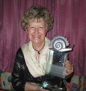 Bild - 2:         Preisträgerin mit dem Cittaslowaward Pokal