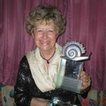 Bild - 2:         Preisträgerin mit dem Cittaslowaward Pokal